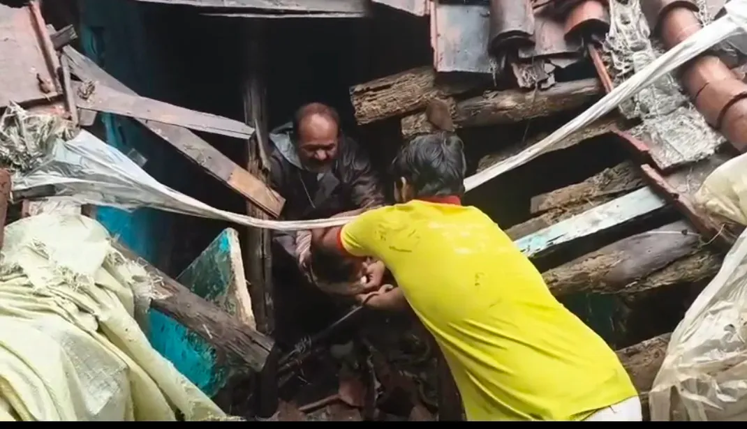 कटनी में लगातार बारिश का कहर, भरभराकर गिरा कच्चा मकान  परिवार के अंदर मौजूद होने के दौरान हुआ हादसा, दो साल के मासूम को सुरक्षित निकाला गया