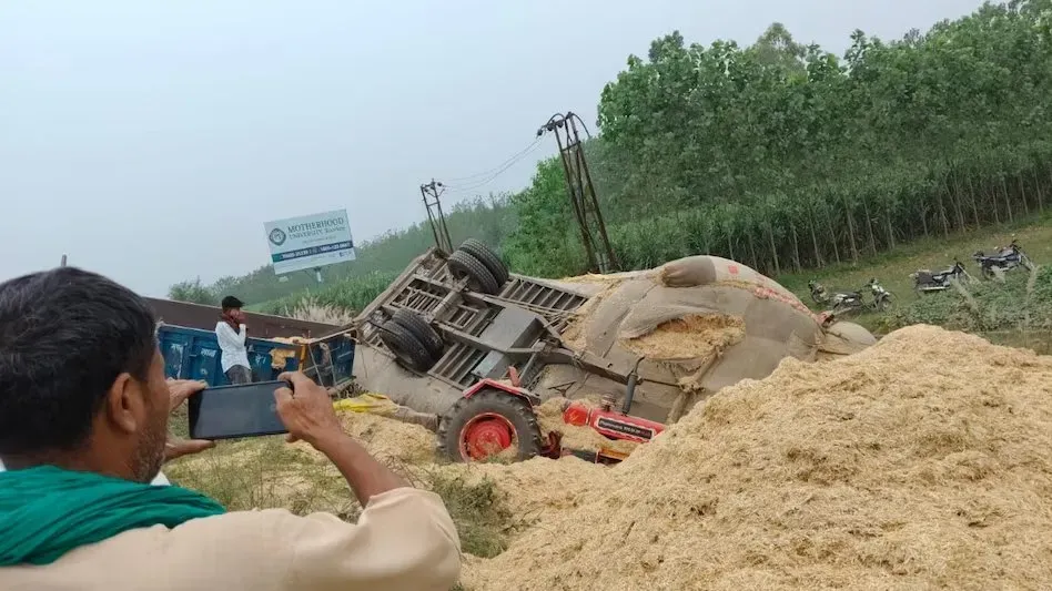 पहले रेस, फिर मौत का मंजर! खाई में पलटीं भूसे से लदी ट्रैक्टर-ट्रॉलियां, 2 ड्राइवरों की गई जान