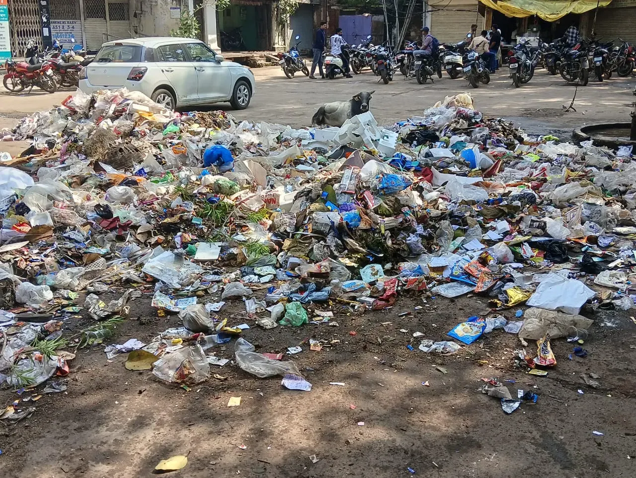 ​कटनी: घंटाघर रामलीला मैदान के पीछे गंदगी का अंबार, नगर निगम के स्वच्छता दावों की खुली पोल
