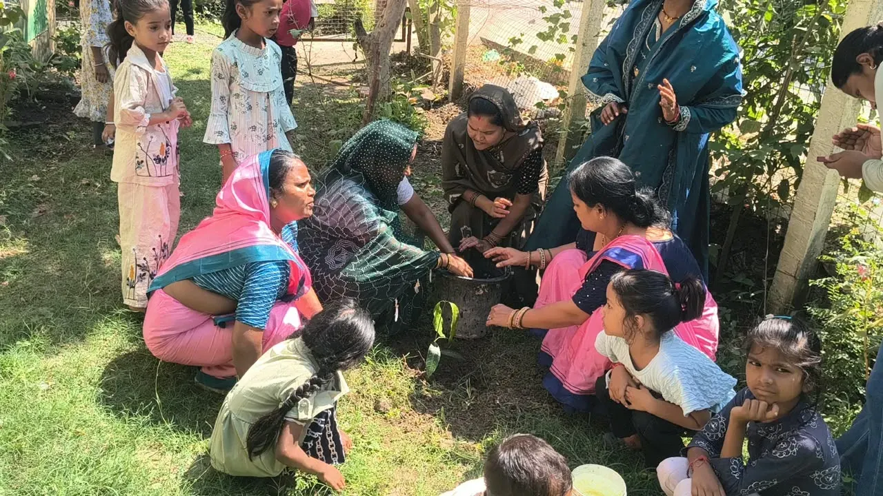 *टिमरनी के आंगनवाड़ी केंद्र क्रमांक 7 में मनाया गया आंगन मिलन समारोह*