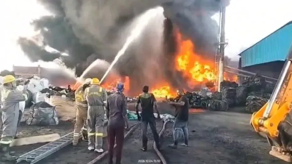 टायर से तेल निकालने वाली फैक्ट्री में लगी भीषण आग, जहरीले धुएं से सांस लेना हुआ मुश्किल