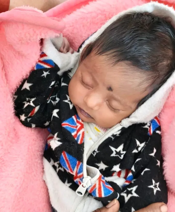 कटनी ब्रेकिंग: मुड़वारा स्टेशन पर जनरल कोच में मिली दो माह की मासूम बच्ची, GRP ने सुरक्षित अस्पताल पहुंचाया