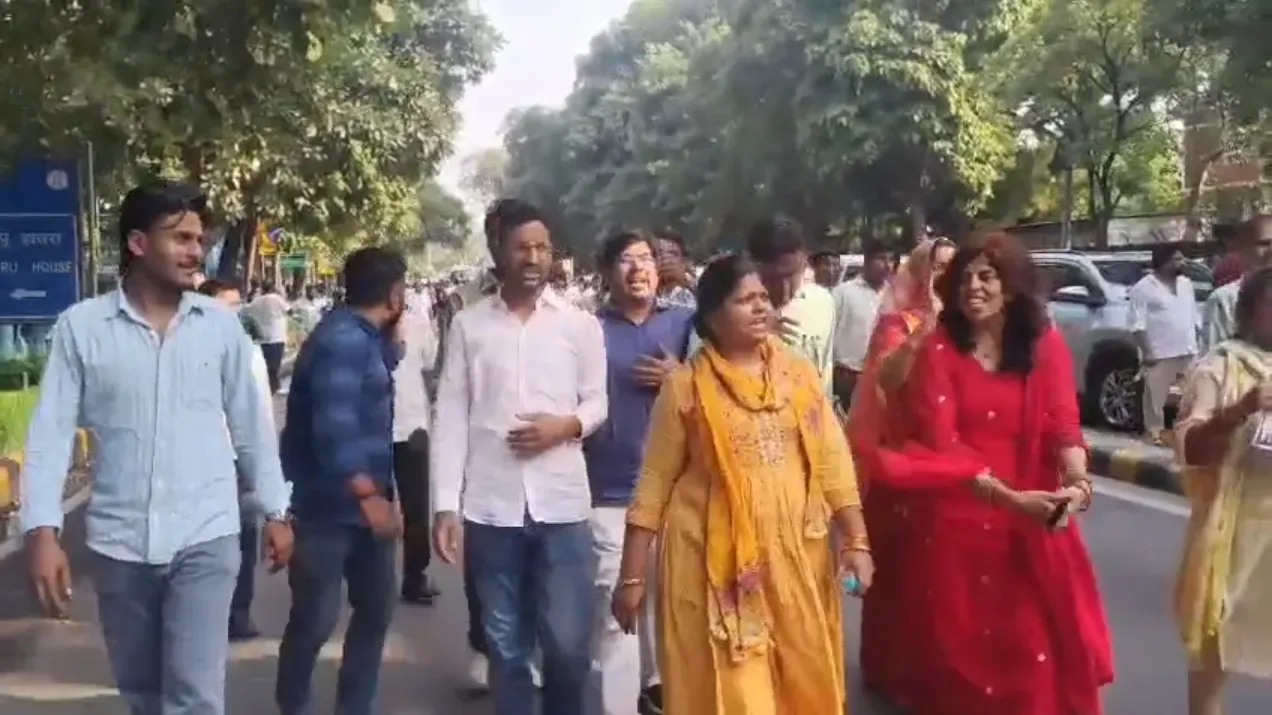 दिल्ली में कांग्रेस के विरोध मार्च में राखी गौतम ने लिया भाग