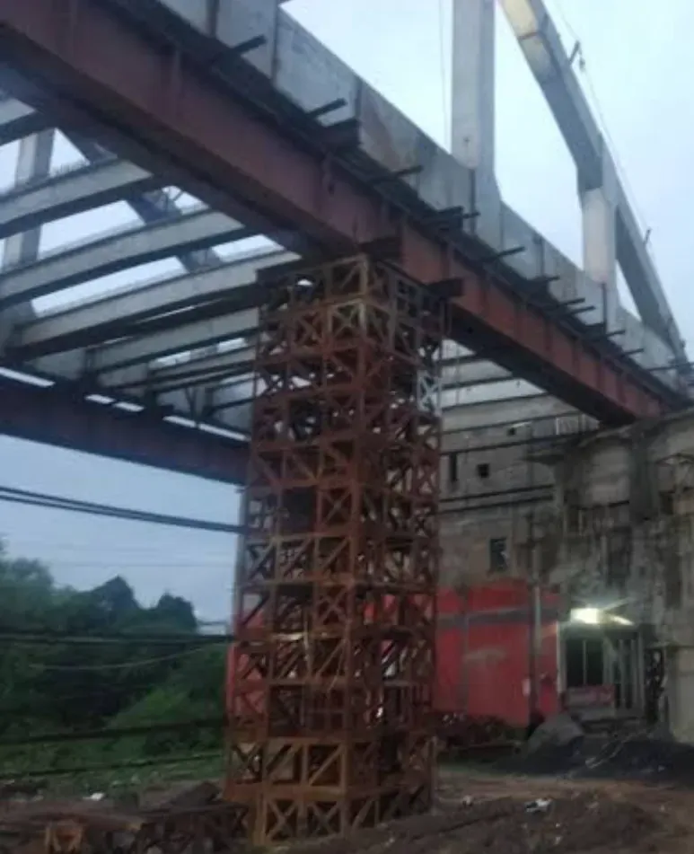 🚨बड़ी खबर: चीनौर–आंतरी रेलवे ओवरब्रिज पर पलटी भारी क्रेन, ऑपरेटर ने कूदकर बचाई जान!