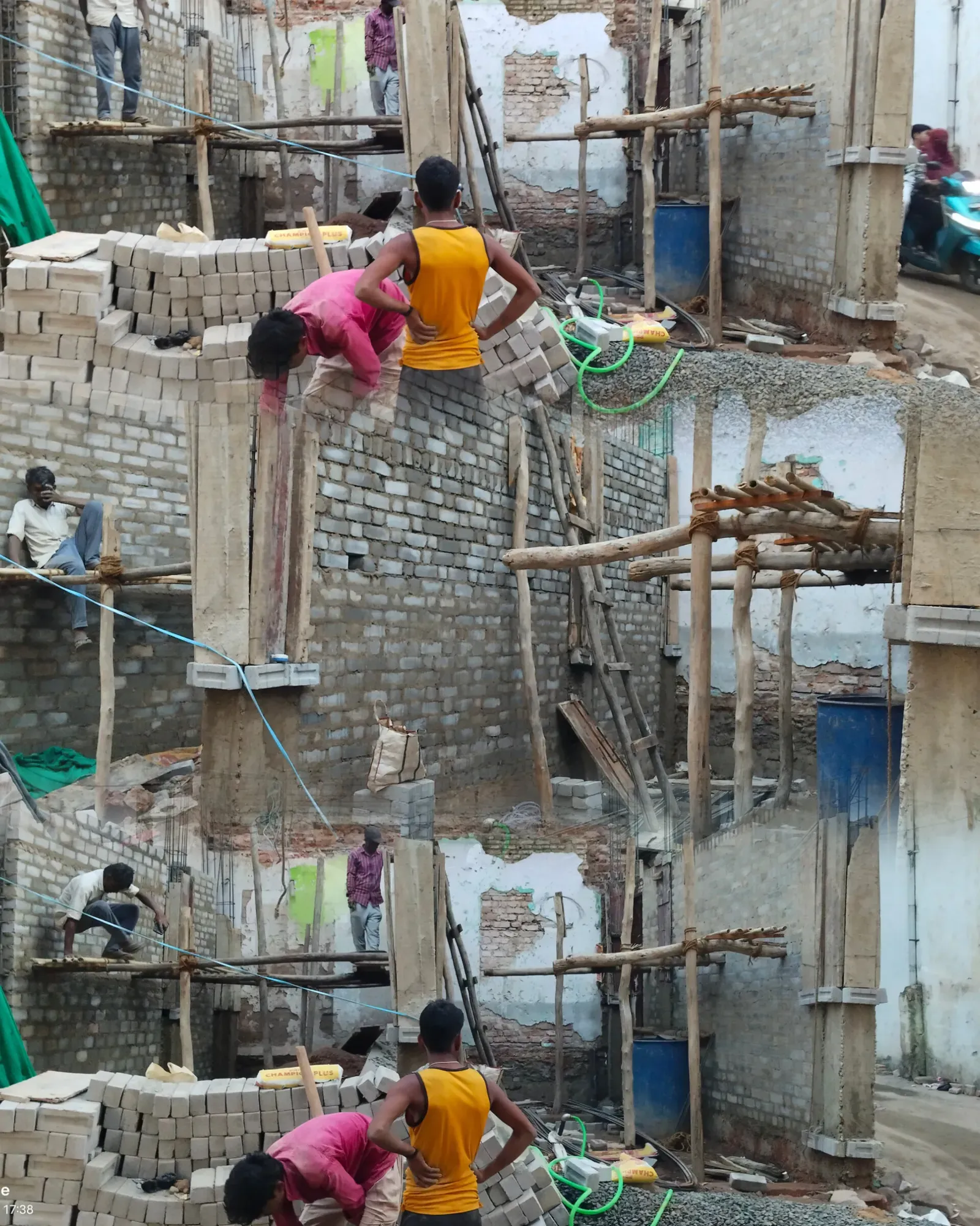 कटनी ब्रेकिंग: विश्वकर्मा पार्क गली में नव निर्माण अवैध रूप से  जारी, ठेकेदार की मनमानी आई सामने! मकान मालिक के सामने नगर निगम के जिम्मेदार अधिकारी मौन