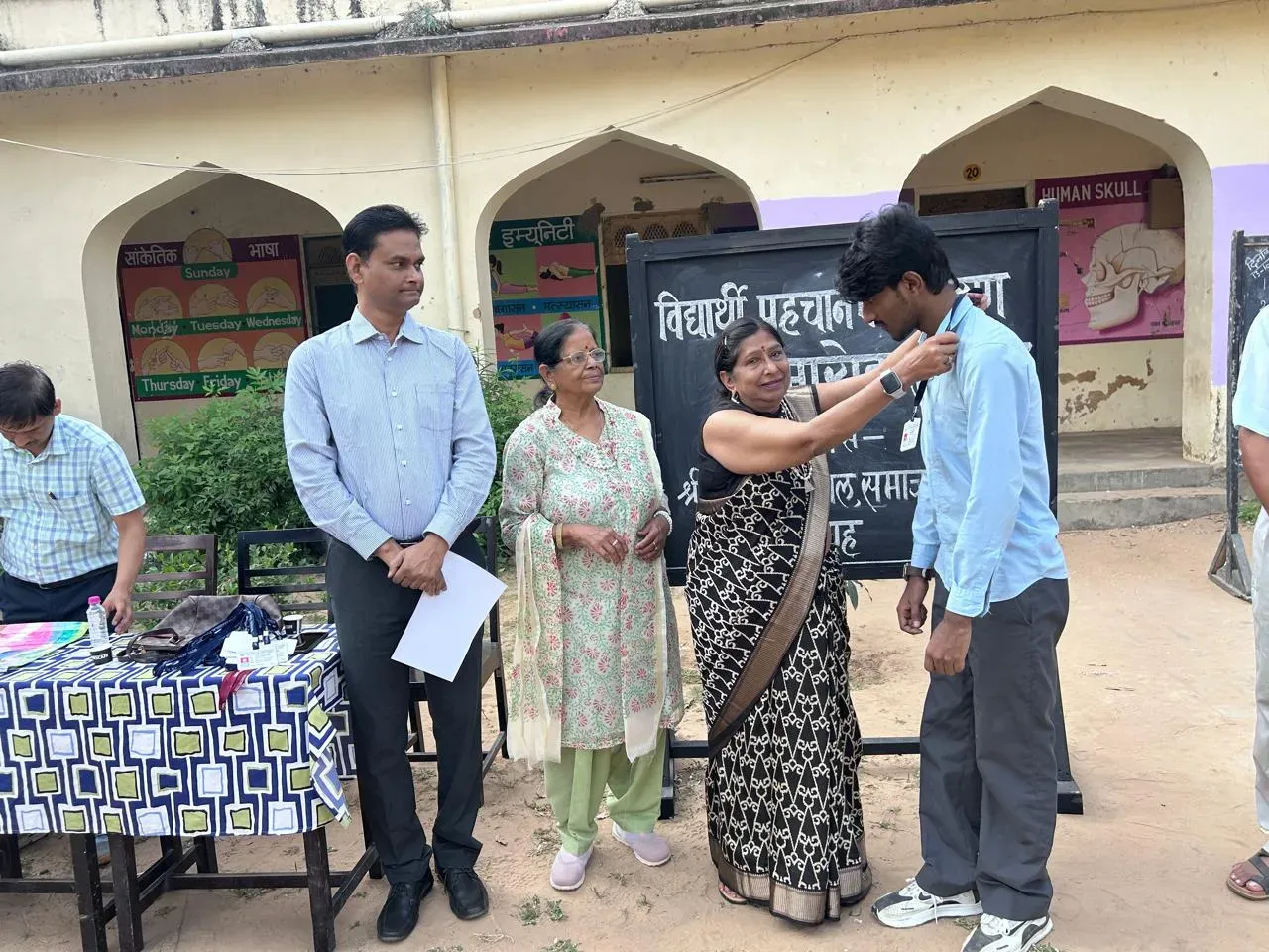 भामशाह शशि मित्तल के योगदान से बधिर स्कूल जयपुर में विद्यार्थियों को मिले विद्यार्थी पहचान पत्र -- कैलाश चंद्र कौशिक
