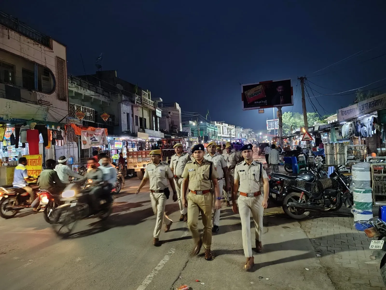 सुल्तानपुर में कोटा ग्रामीण पुलिस ने निकाला फ्लैग मार्च