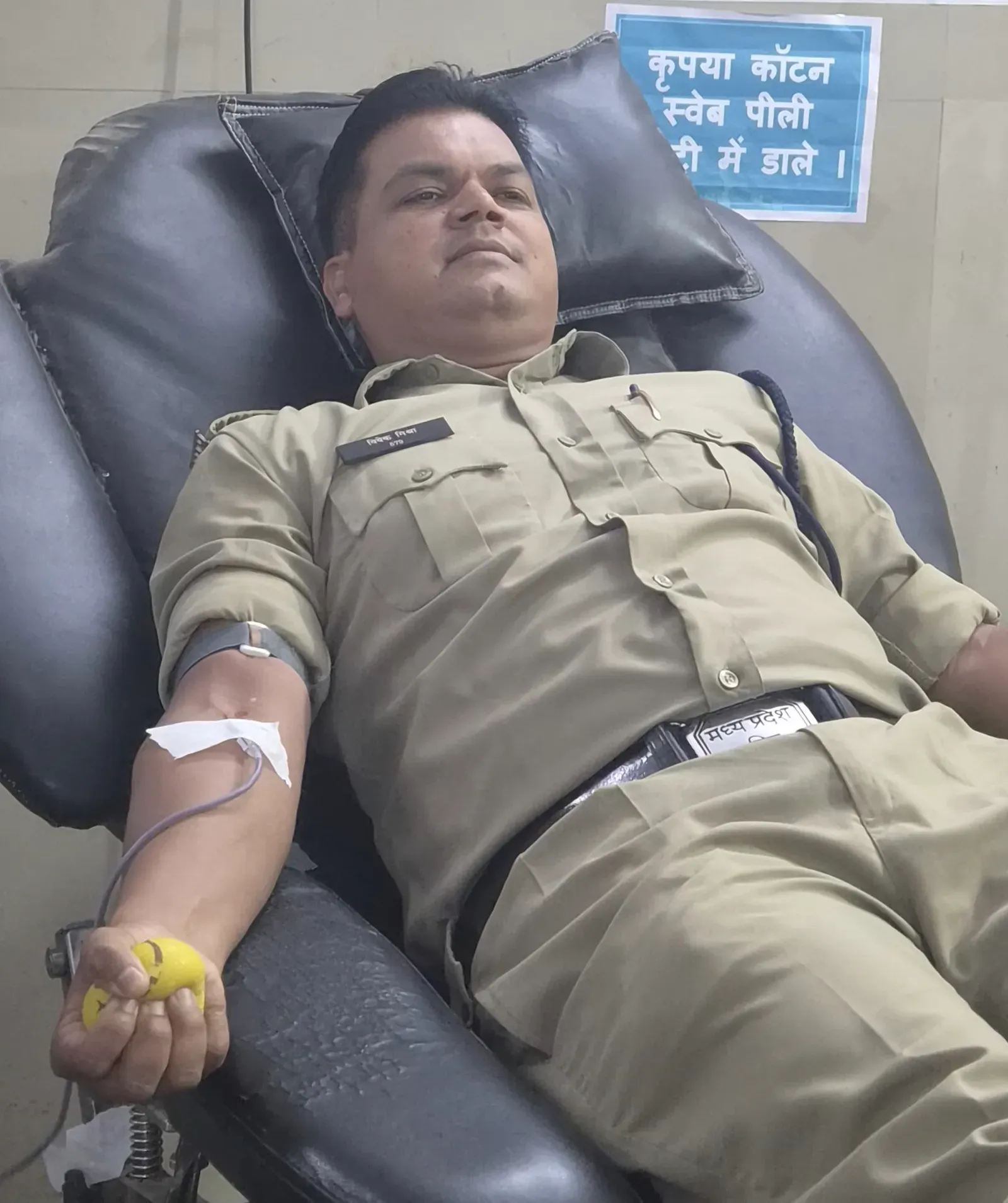 कटनी ब्रेकिंग न्यूज़: आरक्षक विवेक मिश्रा ने पेश की इंसानियत की मिसाल, जरूरतमंद महिला को किया रक्तदान; ऑपरेशन में मिली मदद की उम्मीद