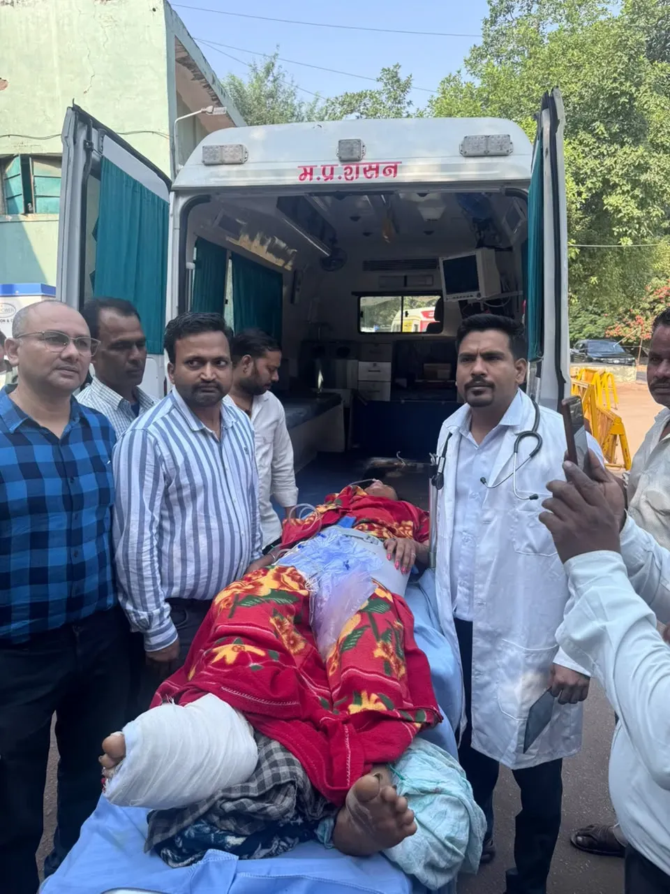 शीतला माता हादसा : गंभीर घायल कल्पना परिहार को बेहतर इलाज के लिए एयरलिफ्ट कर एम्स भोपाल भेजा