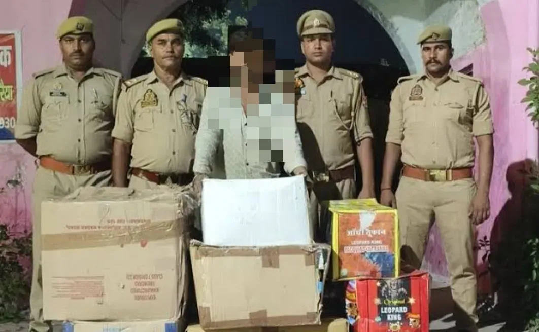 थाना मोहना पुलिस की अवैध पटाखों के खिलाफ कार्यवाही