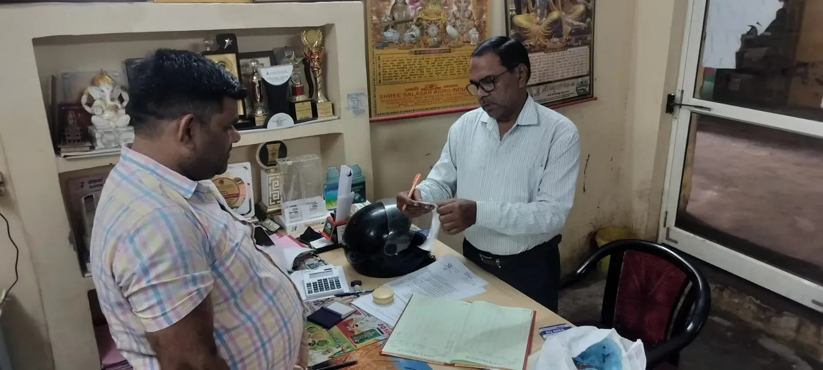ई-टोकन व्यवस्था के तहत किसानों को खाद उपलब्ध कराने खाद दुकानों का निरीक्षण जारी