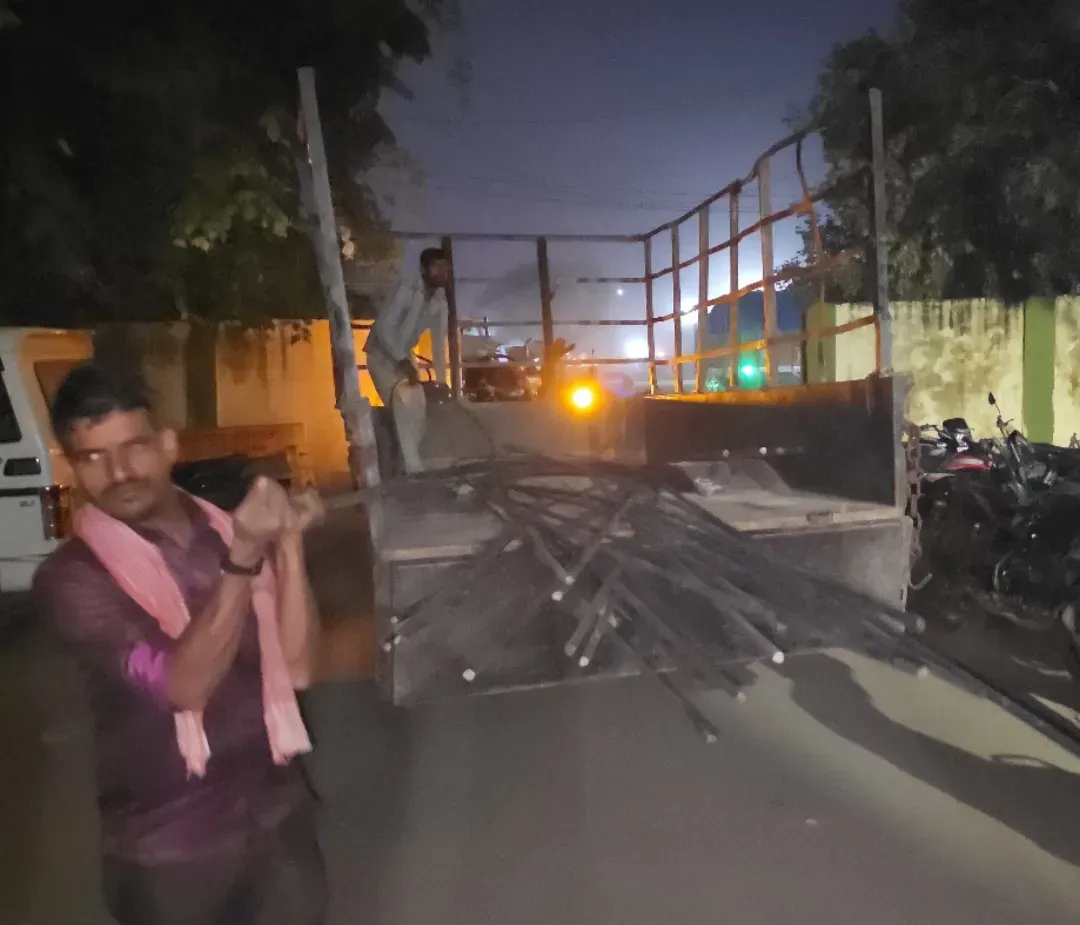 डबरा में आधी रात पुलिस का महा-दबिश: कबाड़ के 'काले कारोबार' का पर्दाफाश, 7.5 क्विंटल सरिया जब्त!