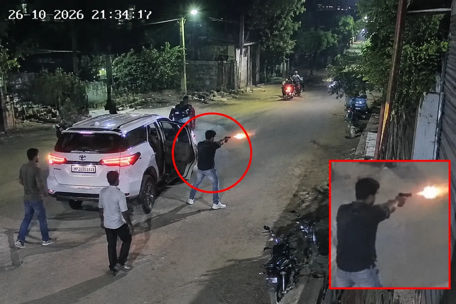 डबरा में रेत माफिया का आतंक! जेल रोड पर सरेआम फायरिंग, CCTV में कैद हुई घटना