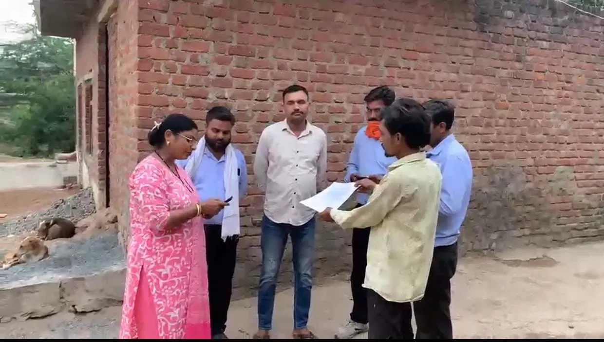 करवा चौथ पर भी कर्तव्य अडिग: निर्जला व्रत रखकर ग्रामीणों को बनाया जमीन का मालिक