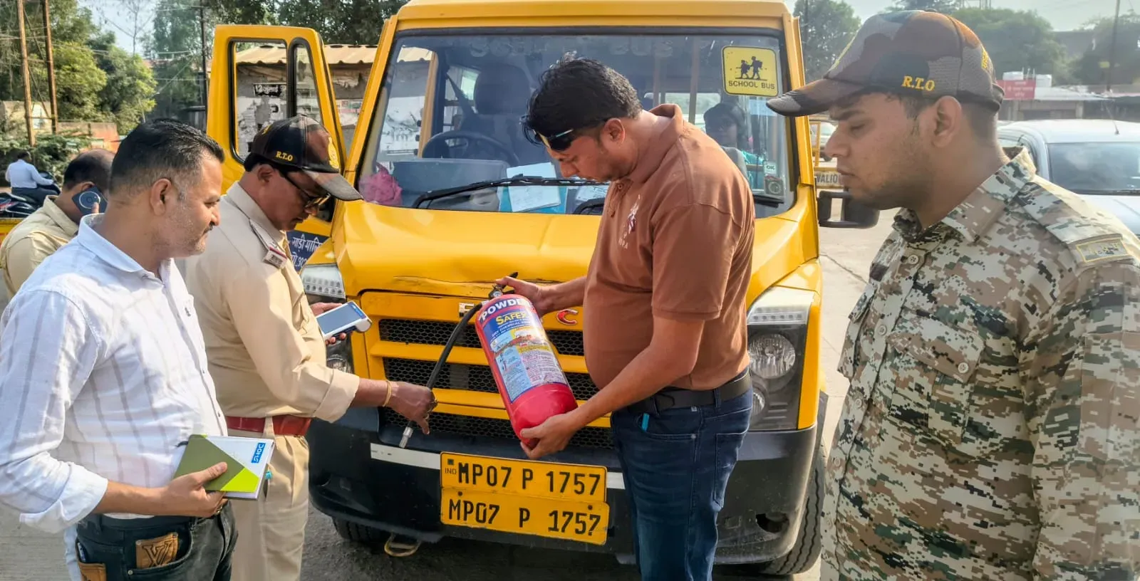 स्कूली व यात्री बसों की जाँच में 8 बसों पर चालानी कार्रवाई, 42 हजार रुपए का शमन शुल्क वसूला