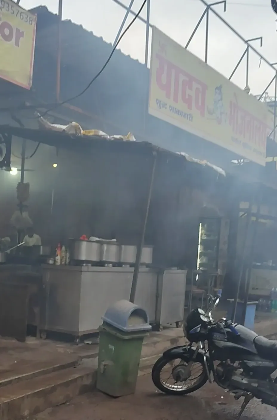 पुराना बस स्टैंड पर यादव भोजनालय के धुएं से बढ़ रहा वायु प्रदूषण, राहगीरों की सेहत पर मंडरा रहा खतरा!