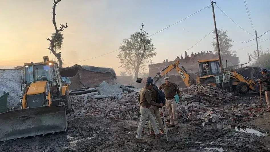 नैनीताल के रामनगर में कोसी नदी किनारे वन विभाग की 14 हेक्टेयर सरकारी जमीन पर बसे